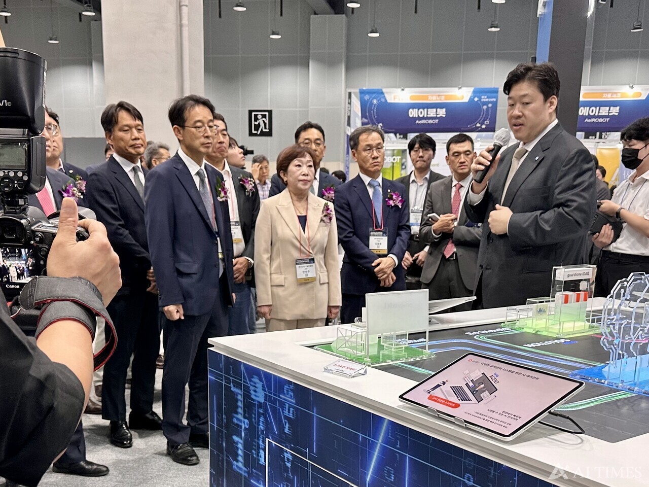 문신학 산업통상자원부 제1차관(왼쪽 두번째) 민병주 한국산업기술진흥원 원장(세번째)가 3일 마곡에서 열린 산업AI 엑스포에서 설명을 듣고 있다.