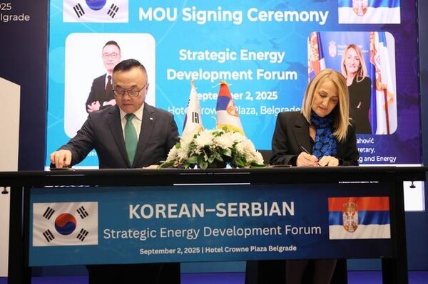 황주호 한수원 사장(왼쪽)과 냐 블라호비치 세르비아 에너지광업부 차관이 업무협약서에 서명하고 있다. (한국수력원자력)