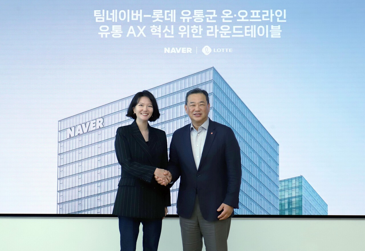 최수연 네이버 대표(왼쪽)와 김상현 롯데유통군 총괄대표 부회장이 파트너십 체결 기념사진 촬영을 하고 있다. (사진=네이버)