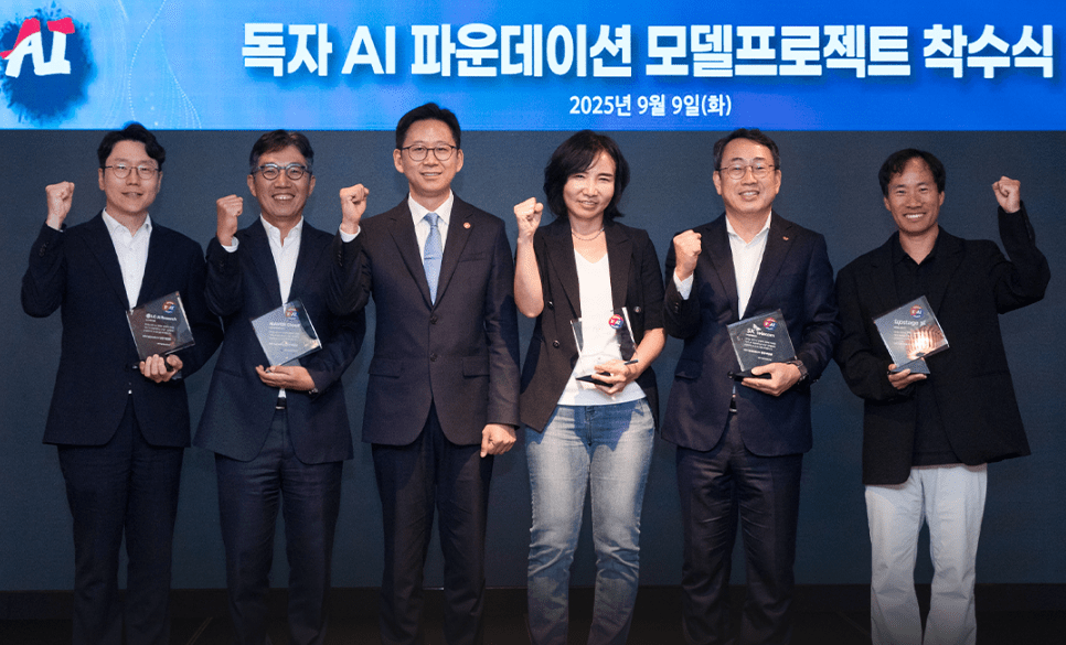 임우형 LG AI 연구원장(왼쪽부터), 김유원 네이버클라우드 대표, 배경훈 과기정통부 장관, 이연수 NC AI 대표, 유영상 SKT 대표, 김성훈 업스테이지 대표 등이 포즈를 취하고 있다. (사진=과기정통부) 