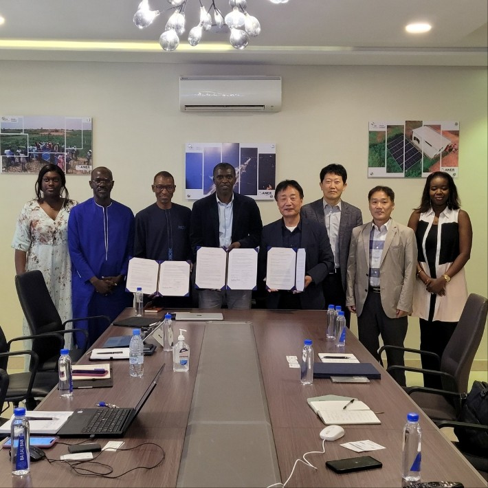 전남도와 한전KDN 관계자들이 최근 세네갈 농촌 마을에 공적개발원조 사업 추진을 위한 협력 의향서를 현지인들과 체결한 후 기념사진을 찍고 있다. (사진=전라남도)