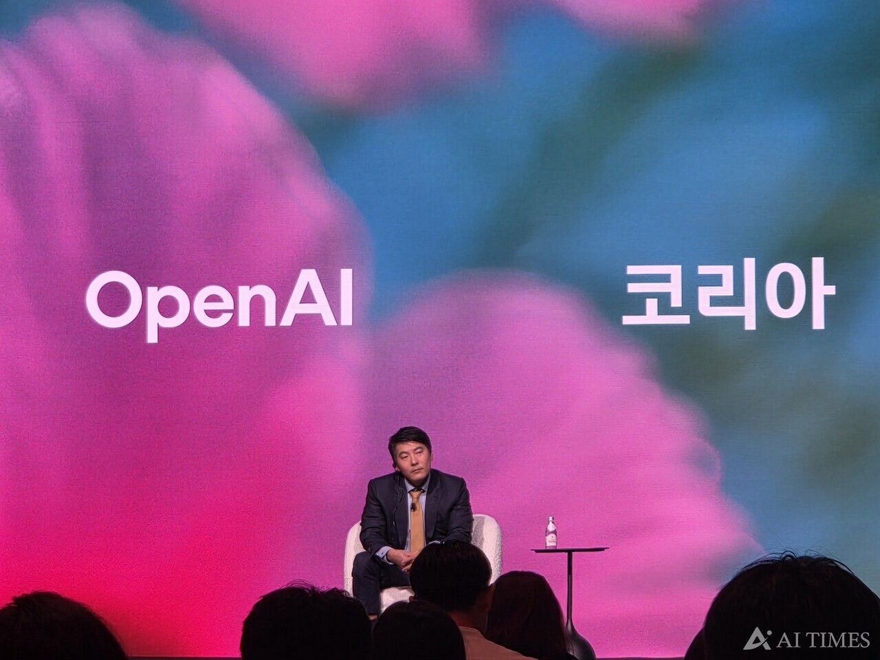 제이슨 권 오픈AI CSO가 간담회에서 질의응답 세션을 진행하고 있다.