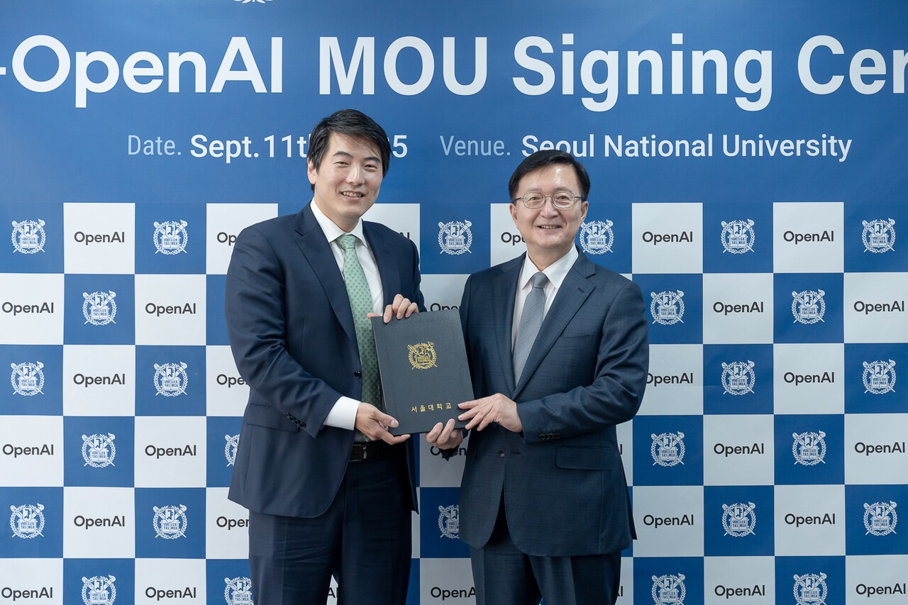 제이슨 권 오픈AI CSO(왼쪽), 유홍림 서울대학교 총장이 MOU 체결 기념사진 촬영을 하고 있다. (사진=오픈AI)