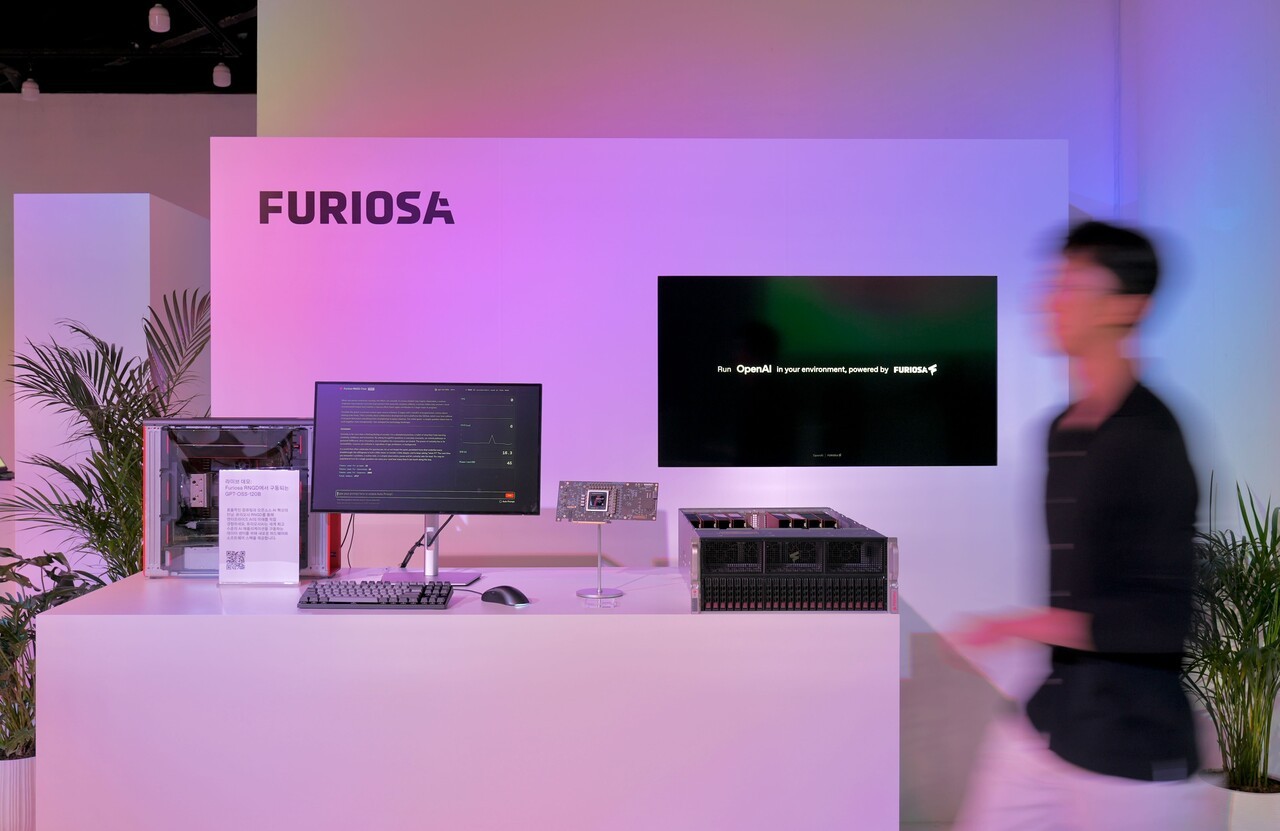 오픈AI 코리아 개소식 행사장에 배치된 RNGD 서버와 시연용 워크스테이션(사진=퓨리오사AI)