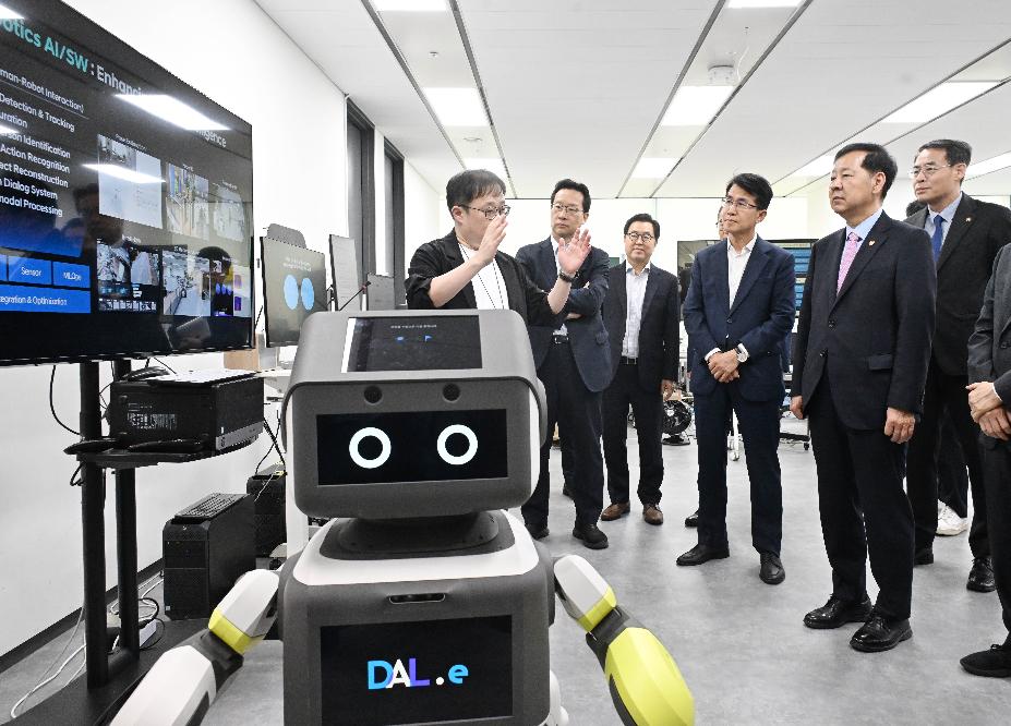 구윤철 부총리 겸 기획재정부 장관이 경기도 의왕시 소재 현대자동차 로보틱스 랩을 방문했다. (사진=기획재정부)