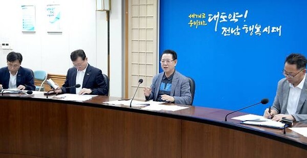 김영록 전라남도지사가 지난 12일 도청 정약용실에서 실·국장들이 참석한 가운데 이재명 대통령 100일 기자회견 후속대책과 관련해 긴급 현안회의를 주재하고 있다.
