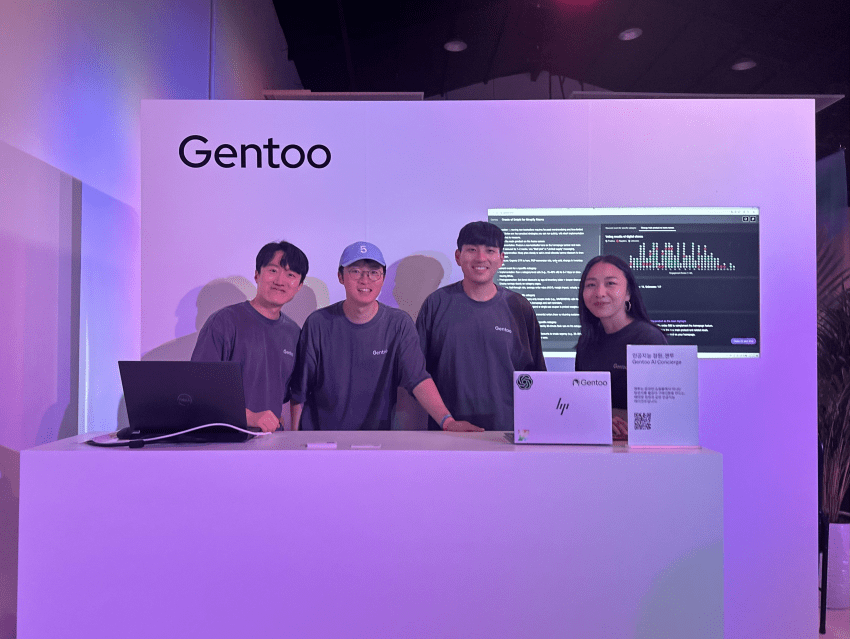 박지혁 와들 대표(왼쪽 두번째)와 조용원 CSO(왼쪽 세번째)가 오픈AI 코리아 개소식 단독 부스에서 기념사진 촬영을 하고 있다. (사진=와들)