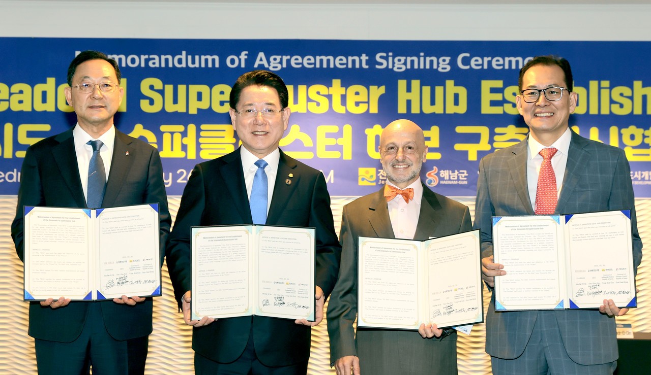 김영록 전남도지사(왼쪽 두 번째)가 지난 2월 26일(현지 시간) ‘세계 AI의 심장’인 샌프란시스코 하얏트 호텔에서 퍼힐스(FIR HILLS), 서남해안기업도시개발(주), 해남군과 함께 '솔라시도 AI 슈퍼클러스터 구축' 업무협약을 하고 있다. 2028년까지 7조원, 2030년까지 15조원을 투자하겠다는 계획이지만, 핵심 투자사인 퍼힐스(FIR HILLS)의 실질적인 자금 조달 능력과 글로벌 AI 기업들과의 협력 관계가 불투명하다는 점에서 실현 가능성을 둘러싼 의구심이 커지고 있다. (AI타임스DB)