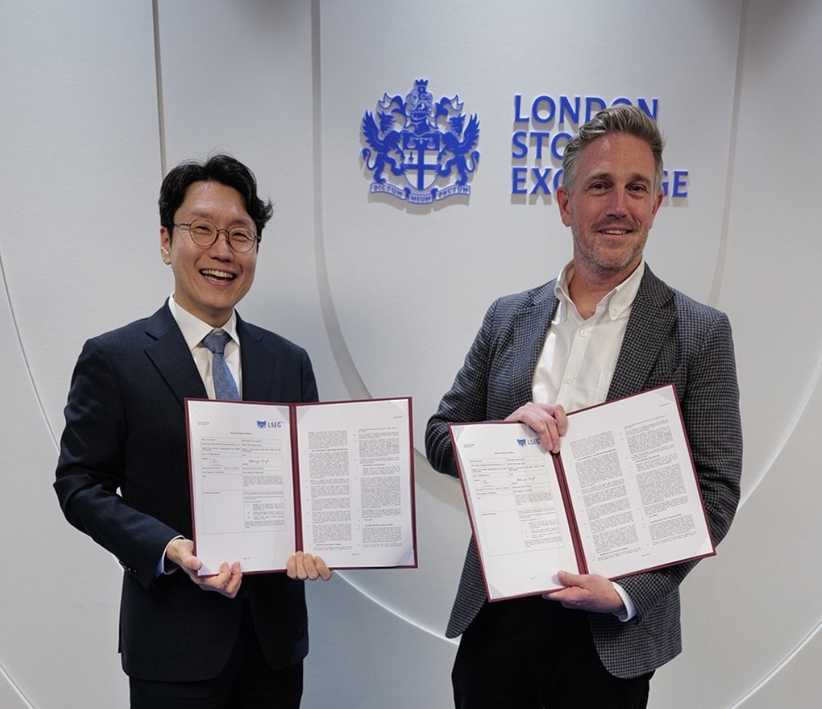 임우형 LG AI연구원 연구원장(왼쪽), 사이먼 유든 LSEG 퀀트 및 데이터 총괄이 행사에서 기념사진 촬영을 하고 있다. (사진=LG AI연구원)