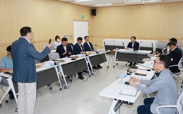 전남도의회 의원연구단체인 '해양융합 에너지 연구회'는 지난 19일 도의회 초의실에서 ‘해양에너지를 이용한 기본소득 연구’ 용역 중간 보고회를 개최했다. (사진=전남도의회)