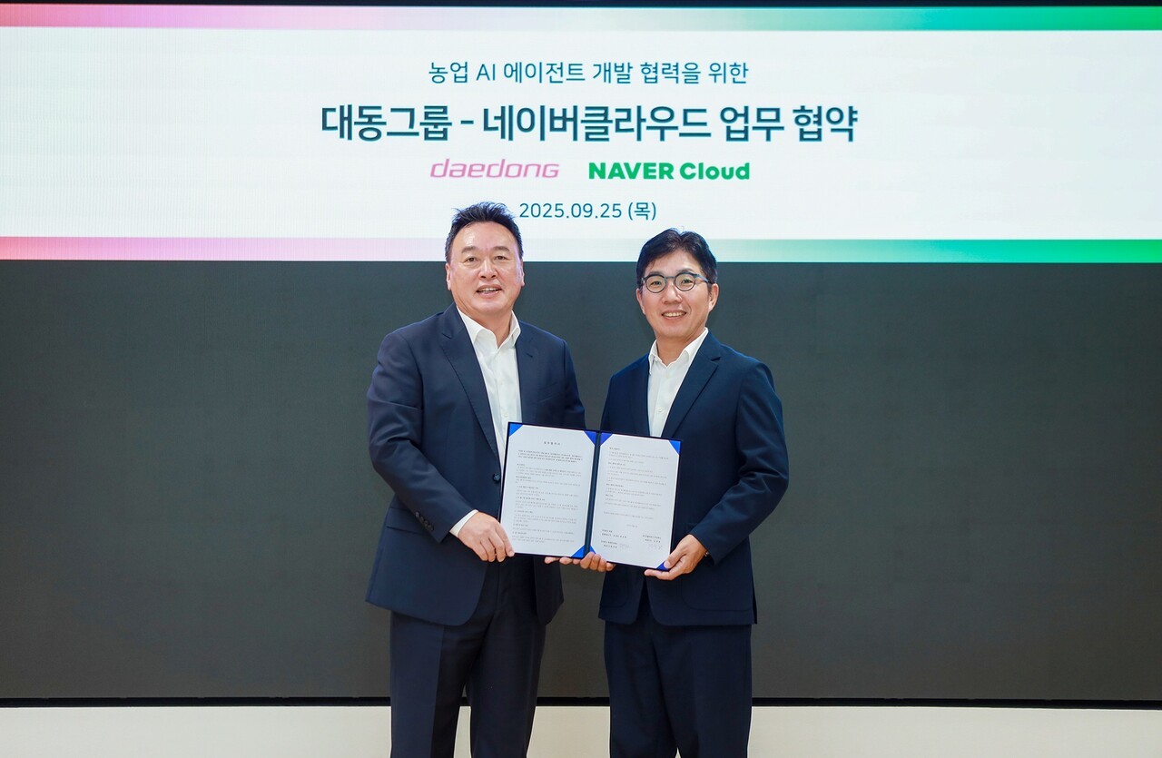 원유현 대동그룹 부회장(왼쪽)과 김유원 네이버클라우드 대표가 MOU 체결 기념사진 촬영을 하고 있다. (사진=네이버클라우드)