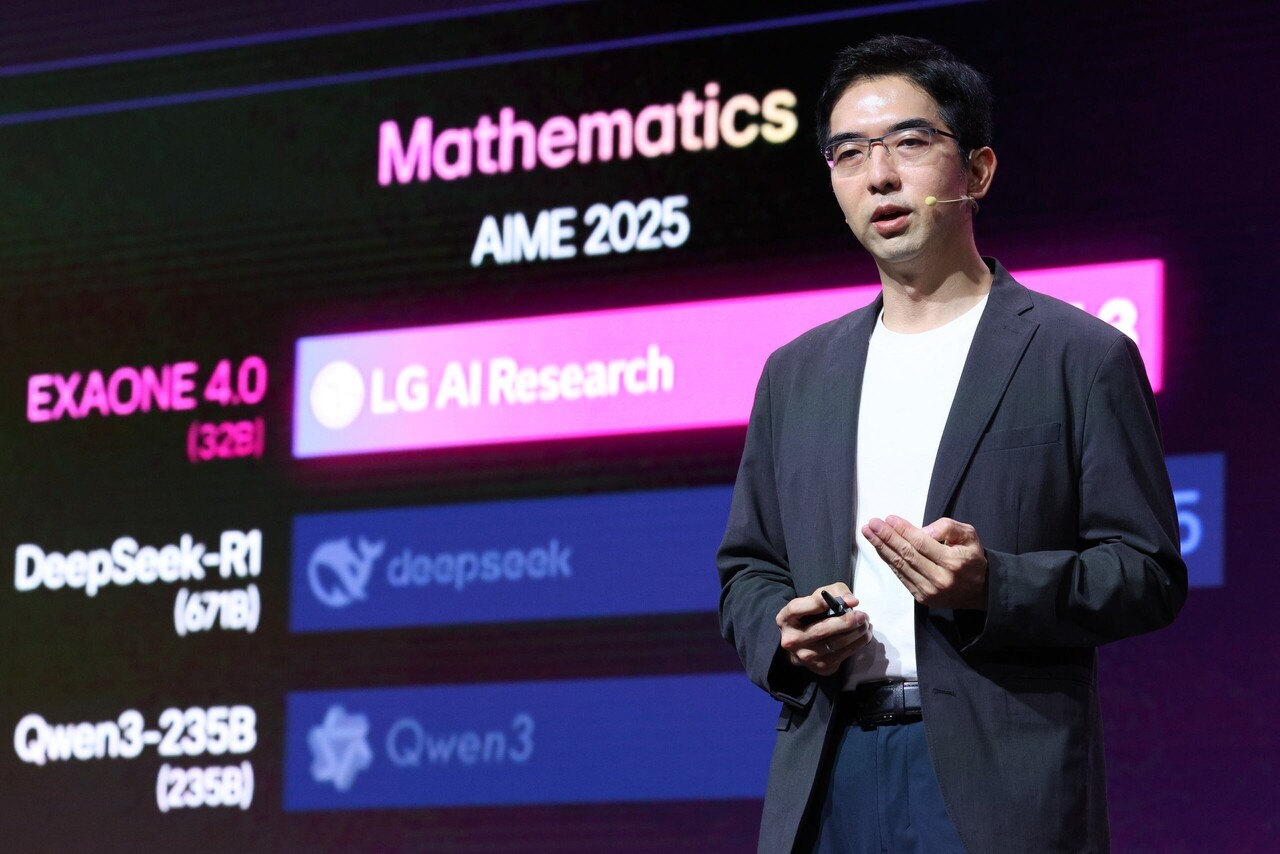 이홍락 LG AI연구원 공동 연구원장이 지난 7월 열린 'LG AI 토크 콘서트 2025'에서 엑사원 생태계를 소개하고 있다. (사진=LG AI연구원)