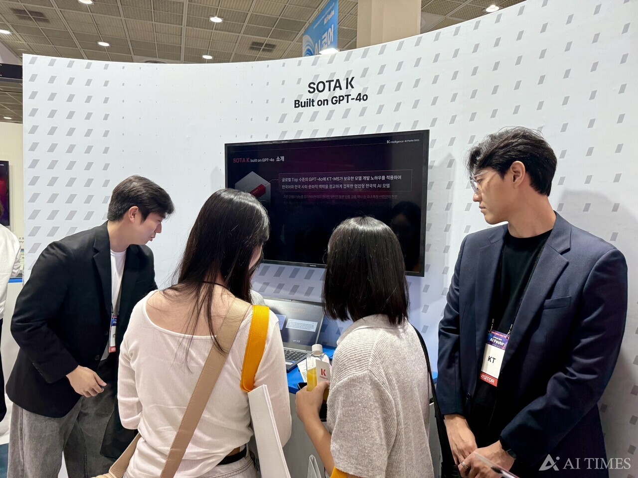 KT가 ‘소타K‘를 참관객들에게 소개하고 있다.