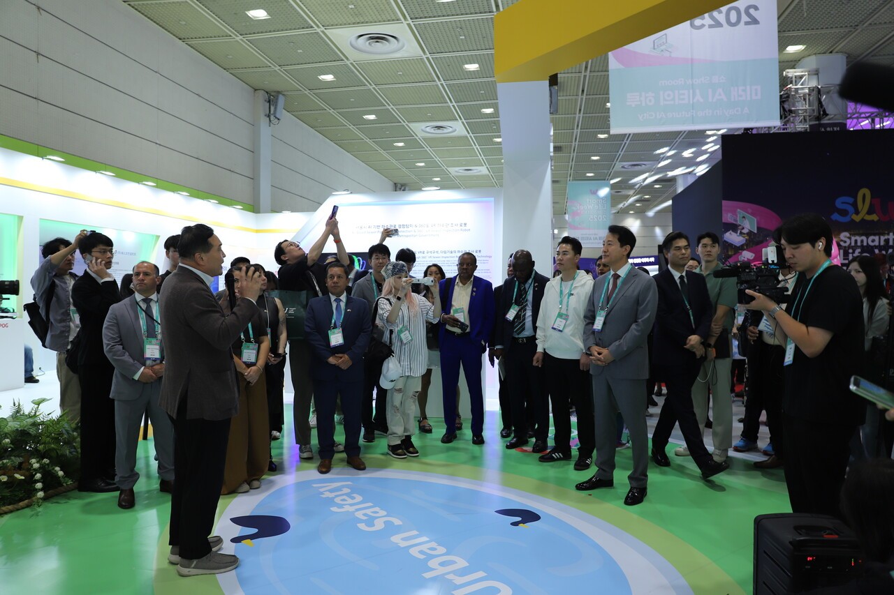 최은수 대표가 30일 열린 스마트라이프위크2025에서 오세훈 서울시장에게 ‘젠AMS‘를 설명하고 있다. (사진=인텔리빅스)