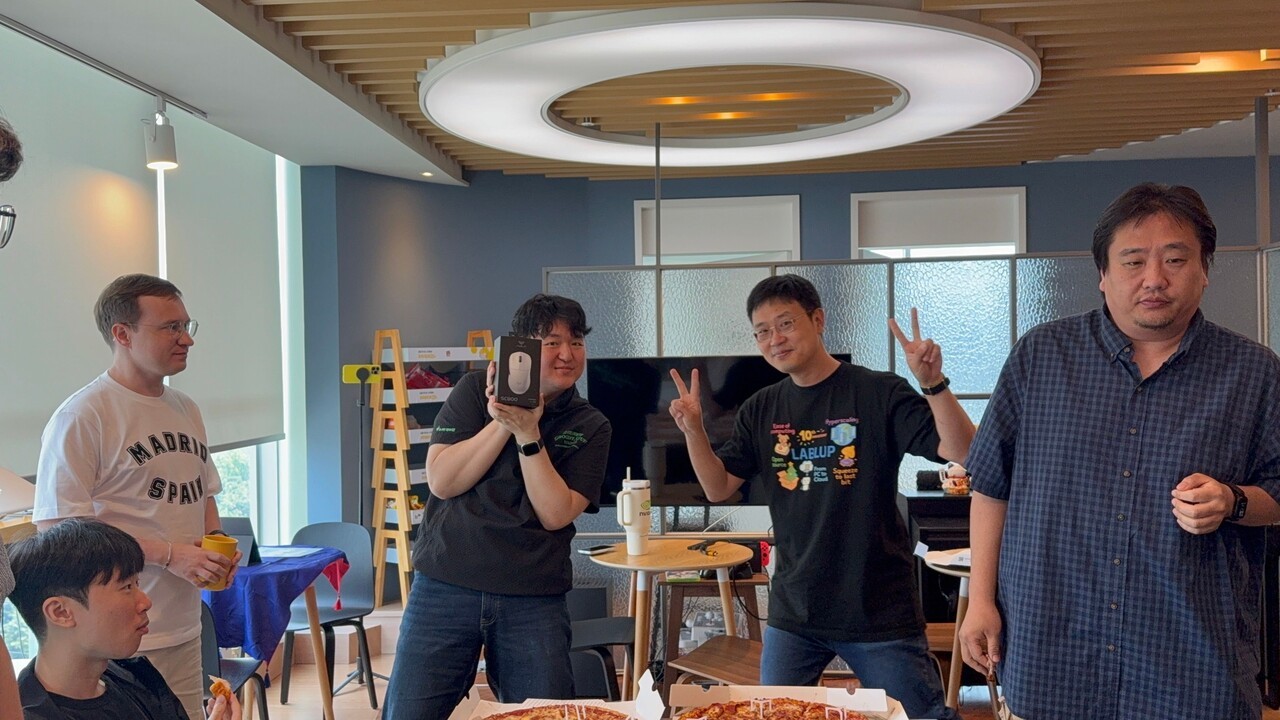 신정규 래블업 대표(오른쪽 두번째)가 사내 해커톤 우승자에게 게이밍 마우스를 상품으로 수여하고 있다. (사진=래블업)