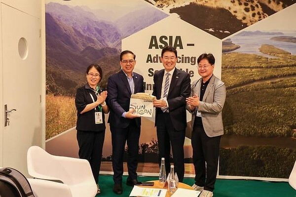 지난 9일 아랍에미리트 아부다비에서 노관규 순천시장이 딘도 캄필란(Dindo Campilan) IUCN 아시아지역책임자와 양자회담을 갖고 기념사진을 촬영하고 있다. (사진=순천시)