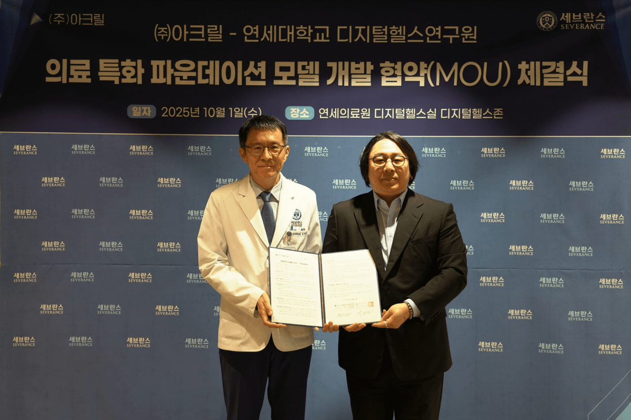 박외진 아크릴 대표(오른쪽)가 MOU 체결 기념사진 촬영을 하고 있다. (사진=아크릴)