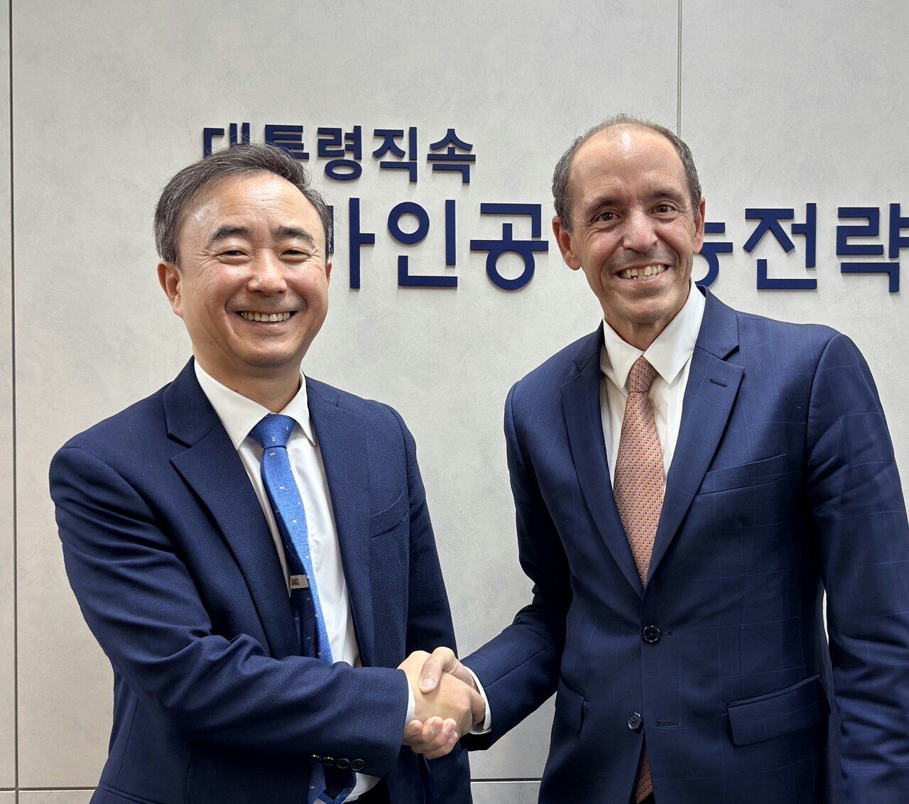 임문영 국가인공지능전략위 부위원장이 임문영 상근 부위원장이 크리스 리헤인 오픈AI 글로벌 대외협력 최고 책임자와 악수를 나누고 있다. (사진=국가인공지능전략위원회)