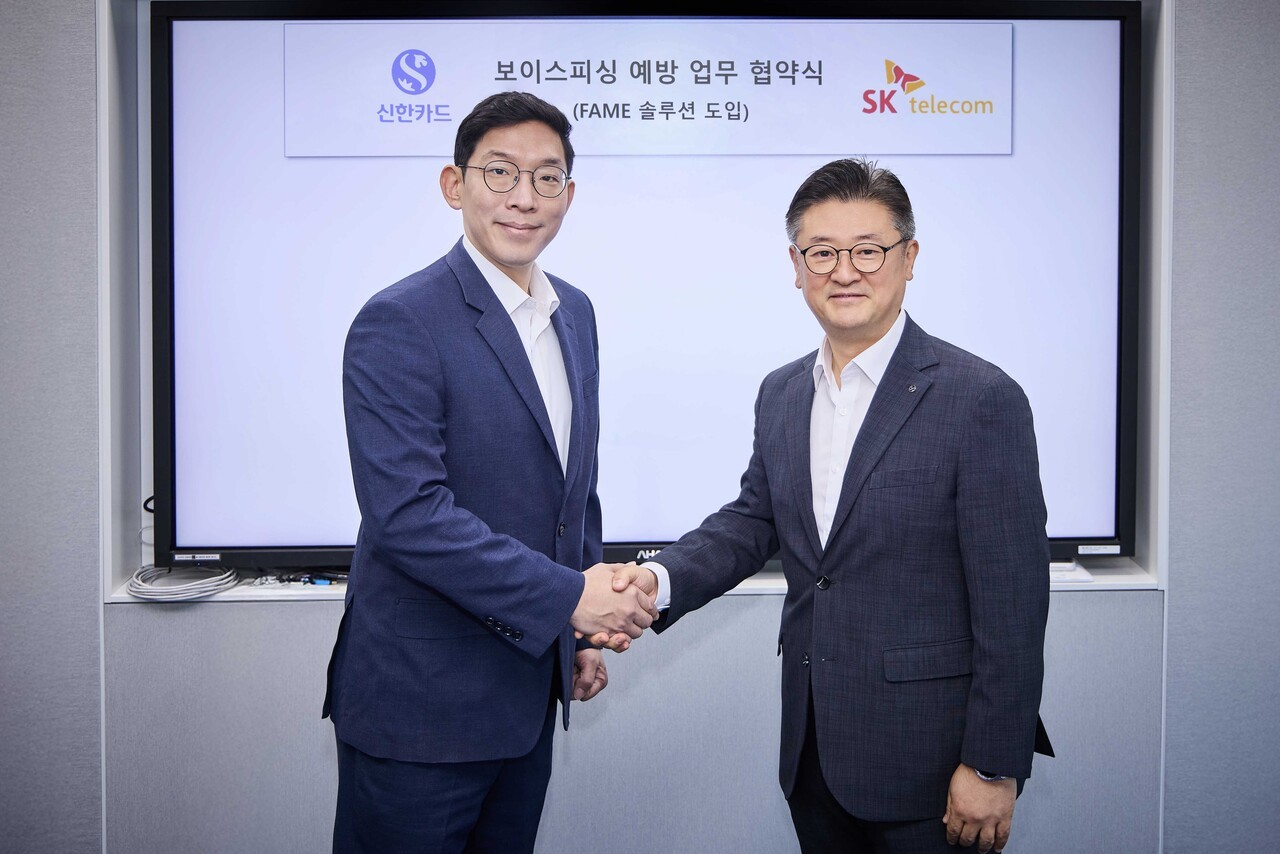 박준 SKT AI인텔리전스 사업본부장(왼쪽)과 조문일 신한카드 소비자보호본부장이 FAME 공급 계약서에 서명 후 포즈를 취하고 있다. (사진=SKT)