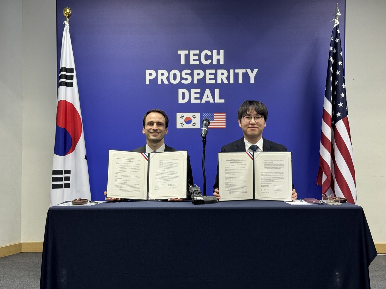 하정우 대통령실 AI미래기획수석과 마이클 크라치오스 백악관 과학기술정책실장이 MOU 서명 후 포즈를 취하고 있다. (사진=과기정통부)