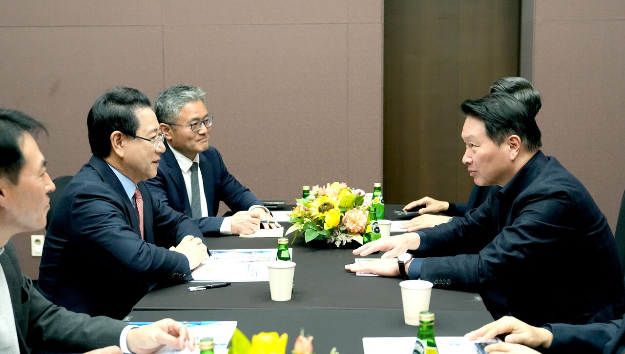 김영록 전라남도지사가 3일 서울 코엑스 오픈미팅룸에서 최태원 SK그룹 회장과 면담을 갖고 '오픈AI AI데이터센터' 등과 관련해 투자협의를 하고 있다.