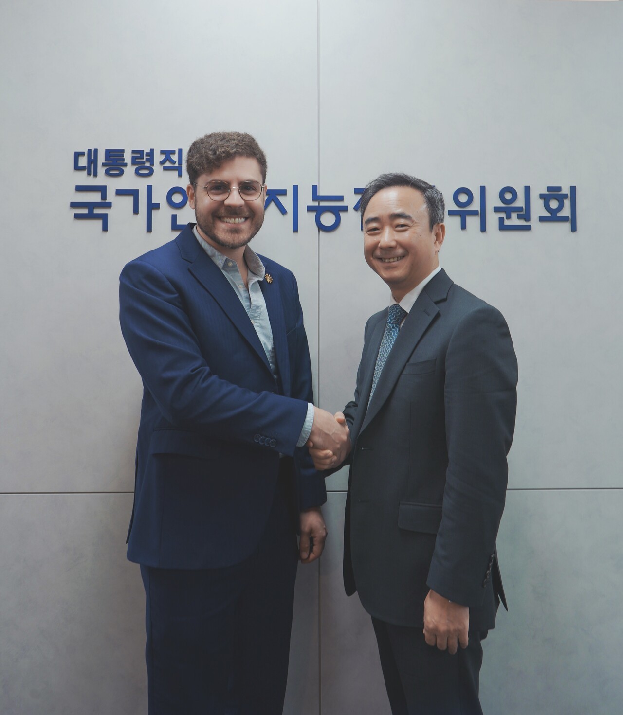 벤 만 앤트로픽 공동창업자(왼쪽)와 임문영 국가인공지능전략위원회 상근 부위원장이 면담 기념사진 촬영을 하고 있다. (사진=국가인공지능전략위원회)