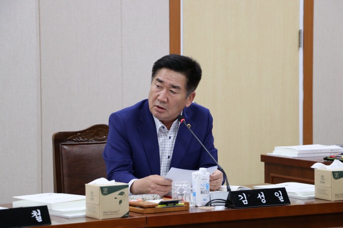 전남도 행정사무감사에서 지방소멸대응기금의 낮은 집행률 문제점을 지적하고 있는 김성일 전남도의원. (사진=전남도의회)