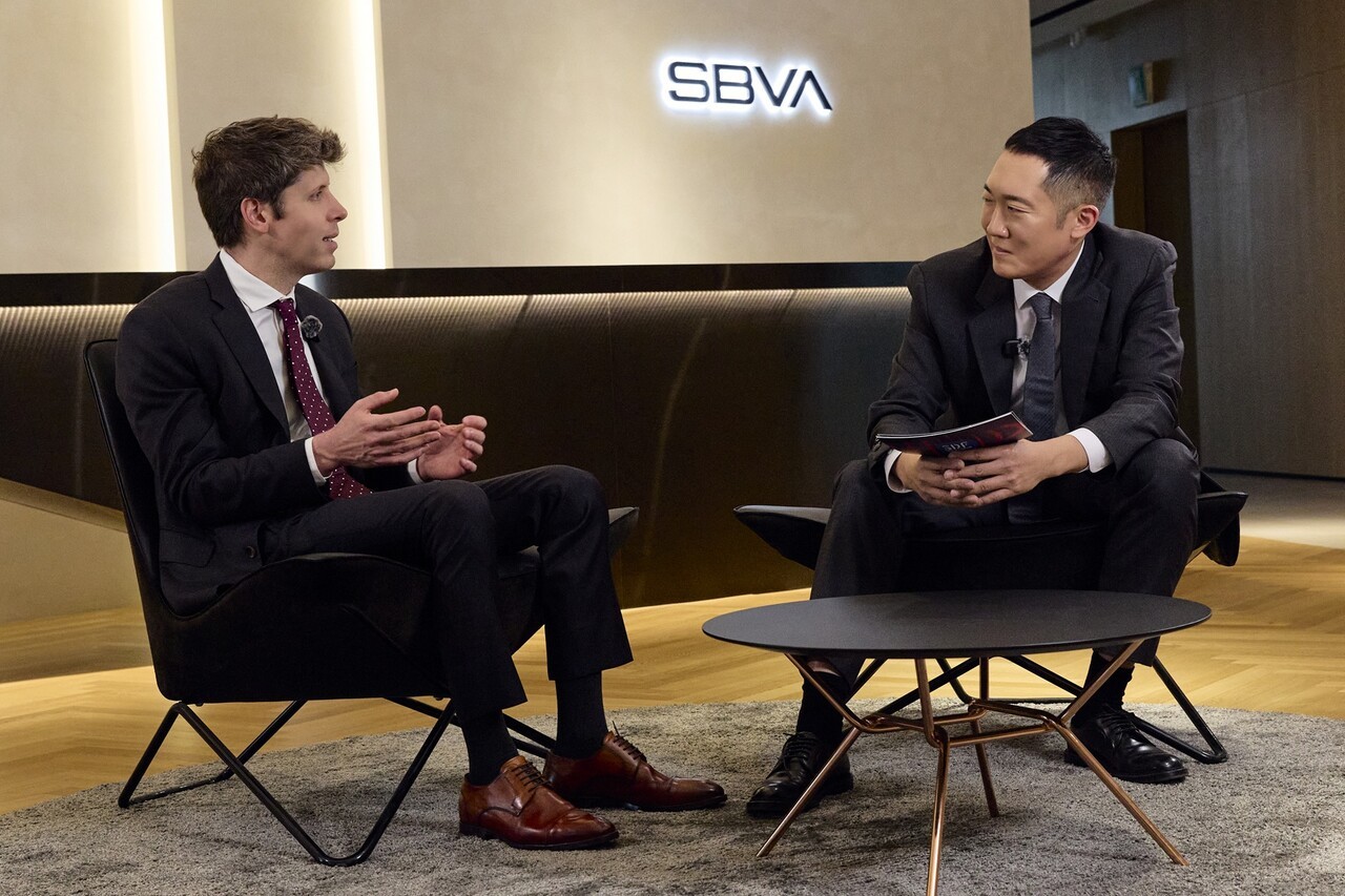 샘 알트먼 오픈AI CEO(왼쪽)와 이준표 SBVA 대표 (사진=SBVA)