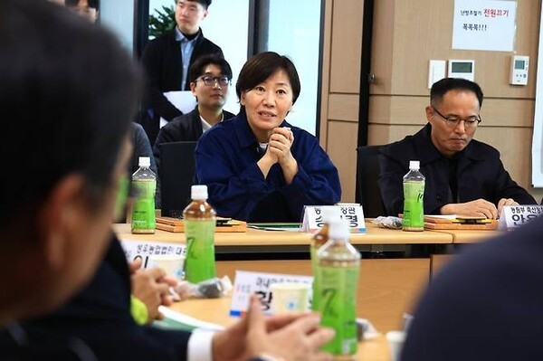 송미령 농림축산식품부 장관이 9일 충청남도 홍성군을 방문해 돼지분뇨를 활용한 바이오가스 전력 발전시설 및 마을발전소를 시찰하고 있다. (사진농림축산식품부)