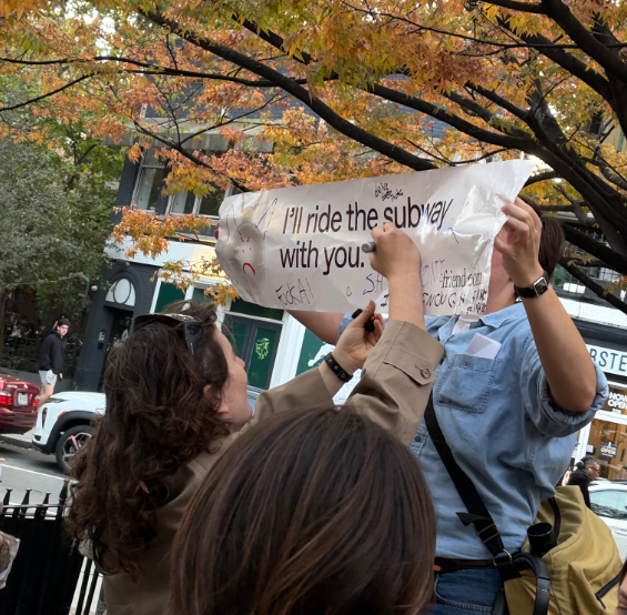 프렌드 광고 훼손장면 (사진=X, AviSchiffmann)