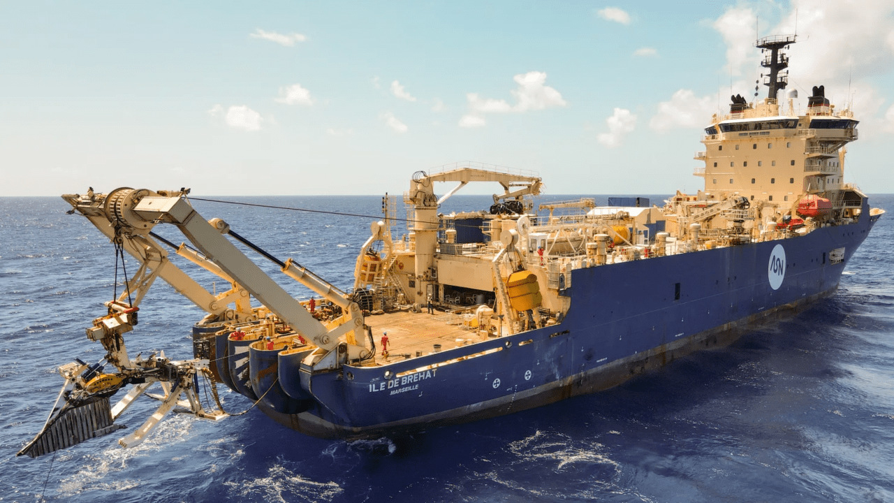 알카텔 서브마린 네트웍스에 속한 선박이 해저 통신 케이블을 설치하고 있다. (사진=알카텔 서브마린 네트웍스)