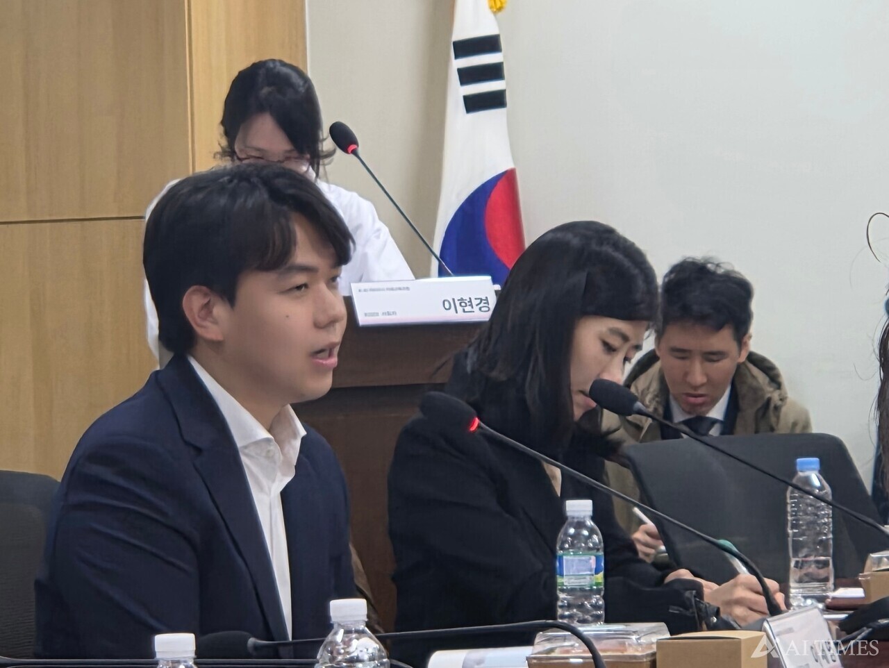 이세영 뤼튼테크놀로지스 대표가 국회 포럼에서 발표를 진행하고 있다.