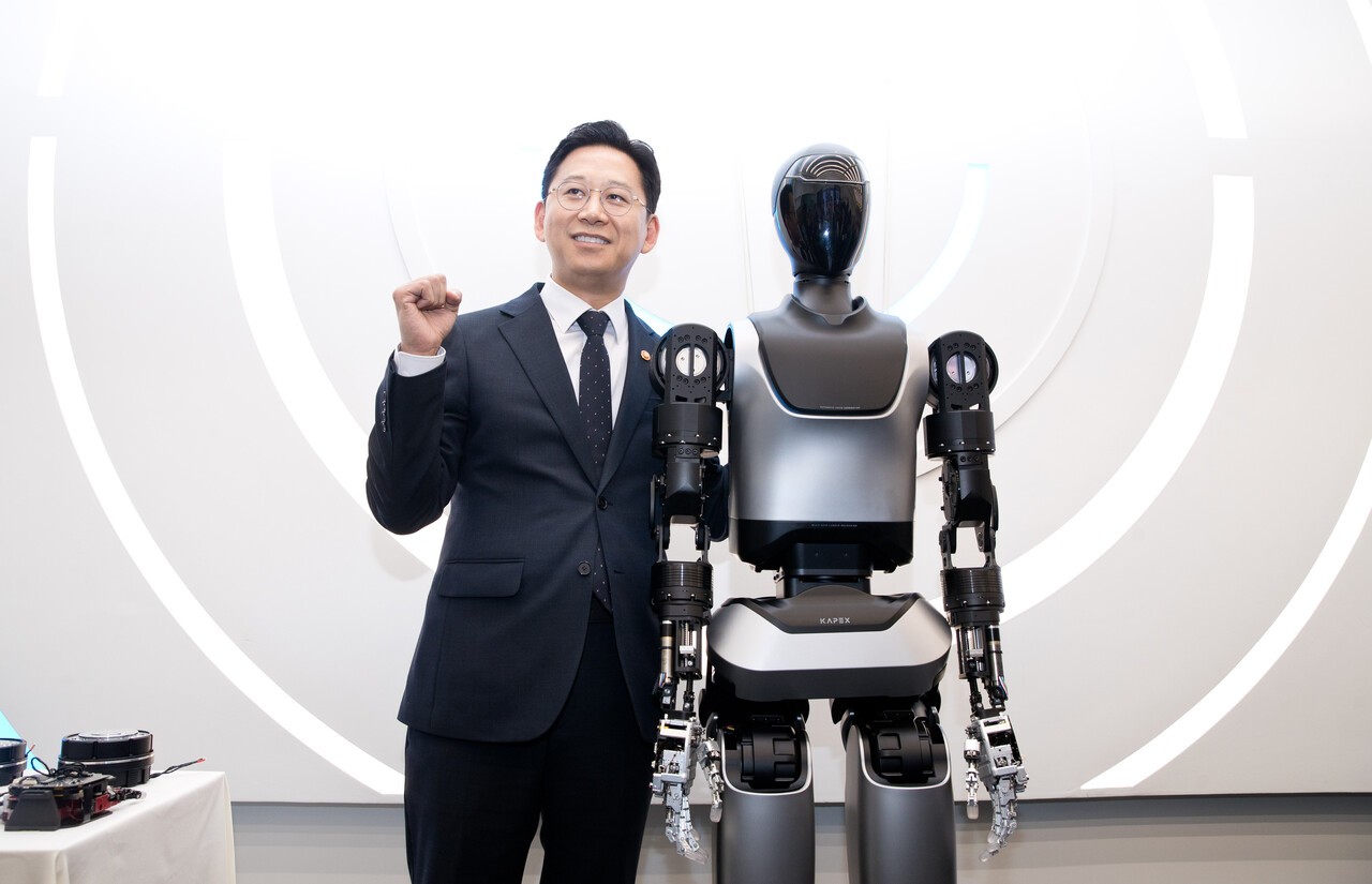 배경훈 부총리가 KIST 기술 시연 현장을 방문해 포즈를 취하고 있다. (사진=과기정통부)