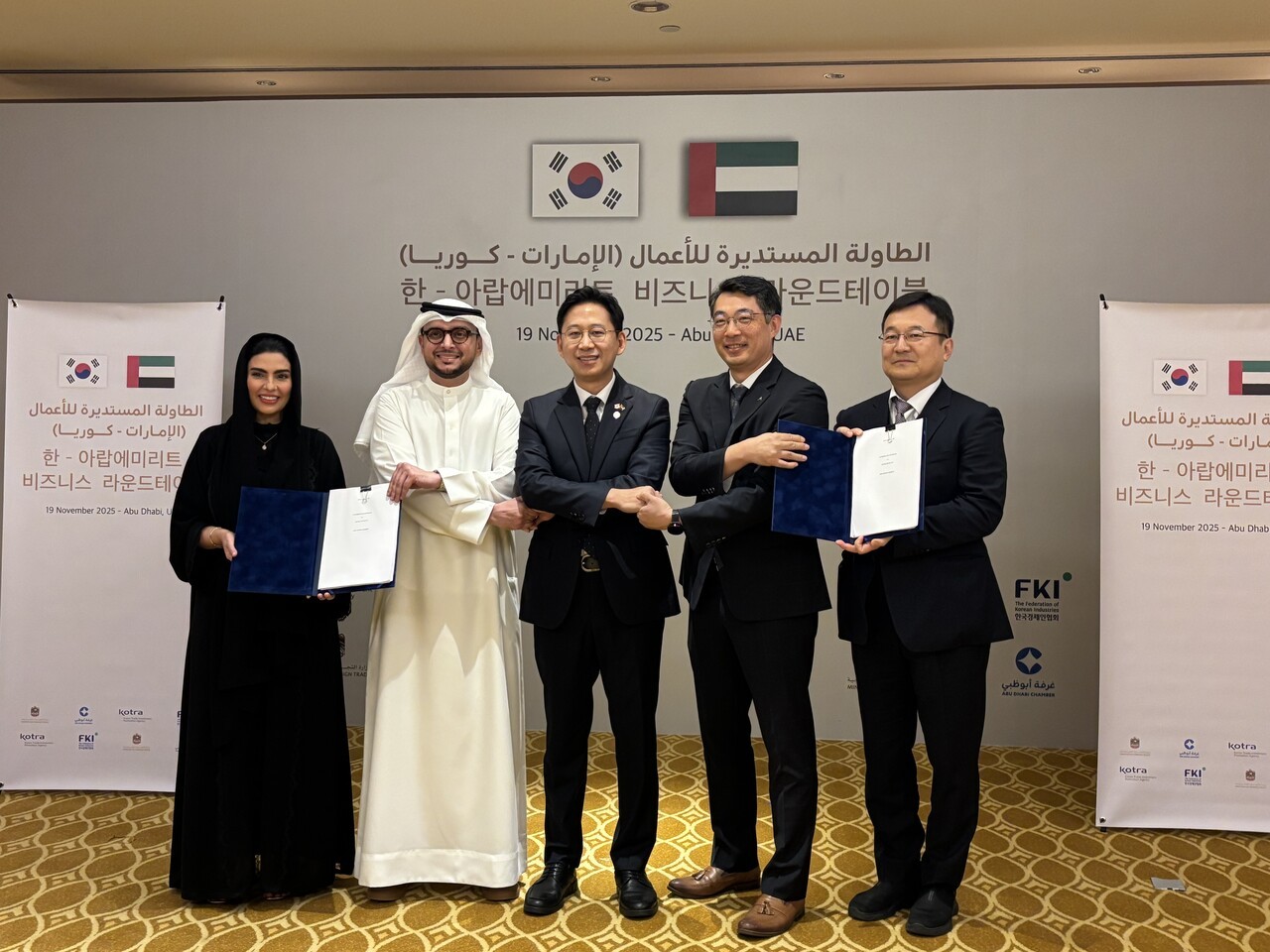 배경훈 부총리 겸 과기부 장관(가운데)이 오토노머스A2Z와 스페이스42의 MOU 체결식에서 기념사진 촬영을 하고 있다. (사진=과기부)