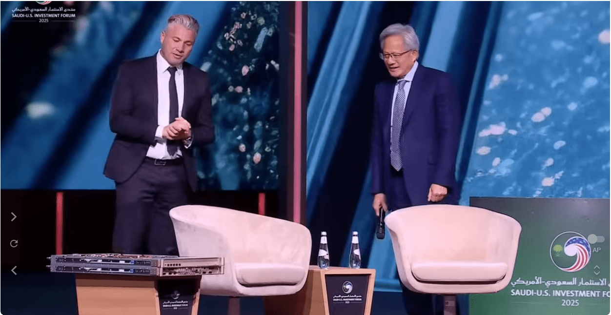 타렉 아민 CEO와 젠슨 황 엔비디아 CEO (사진=유튜브, MCIT 채널 'Tareq Amin & Jensen Huang on Humain–NVIDIA Partnership: Scaling AI Infrastructure |#SaudiUSForum2025' 캡처)
