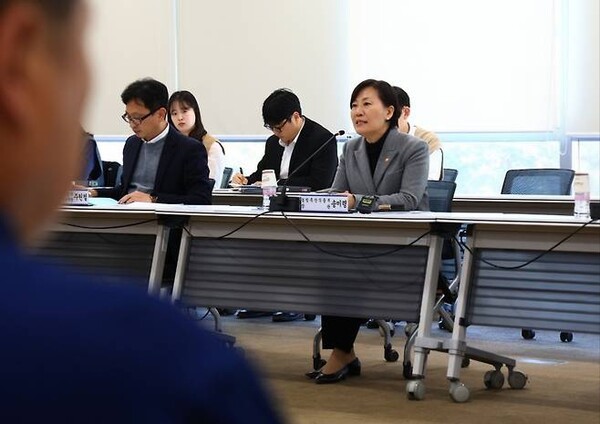 송미령 농림축산식품부 장관은 19일 정부세종청사에서 열린 '영농형 태양광 토론회'에서 농업인 단체와 전문가 의견을 수렴했다. (사진=농식품부)