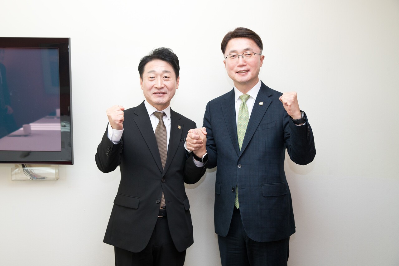 류제명 과학기술정보통신부 제2차관(오른쪽)과 이호현 기후에너지환경부 제2차관 (사진=과기부)