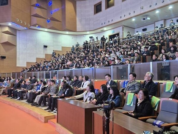 문승태 순천대학교 부총장의 북콘서트에 많은 시민들이 참석하여 그의 교육철학에 관심을 기울였다.