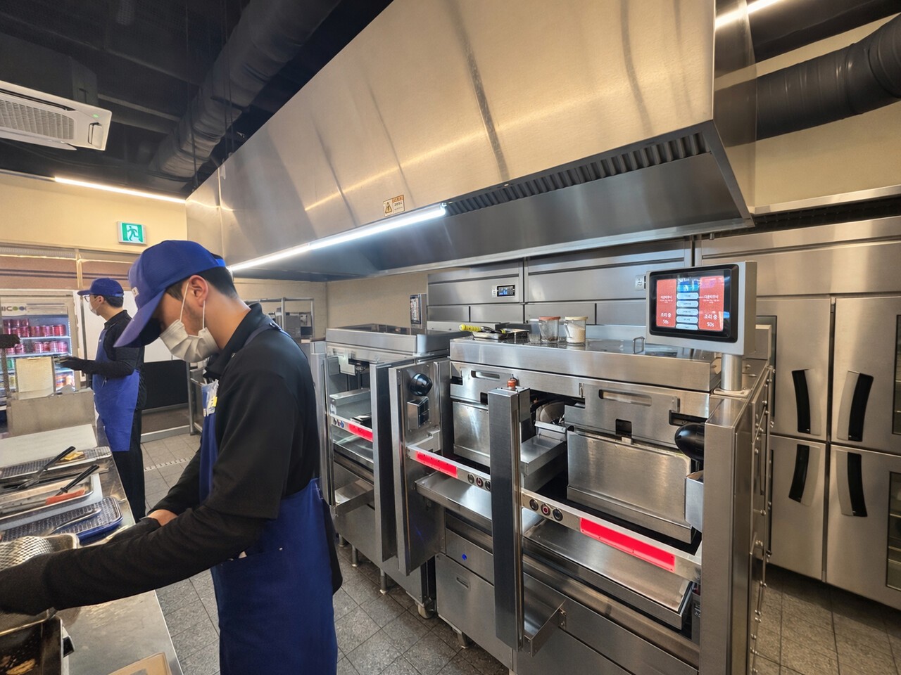 에니아이 "햄버거 패티 로봇으로 50개 매장 자동화...브랜드별 맛 살려" - 뉴스 썸네일 이미지