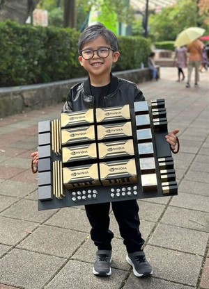 대만에 등장한 &apos;미니 젠슨&apos;...엔비디아, 핼러윈 코스프레 공개
