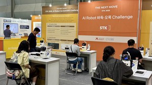 [AI&빅데이터쇼] AI 로봇과 오목·바둑 두는 참관객들