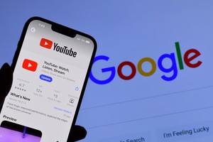 구글, 유튜브 영상 AI 모델 훈련 활용: 지적재산권 이슈와 대응책